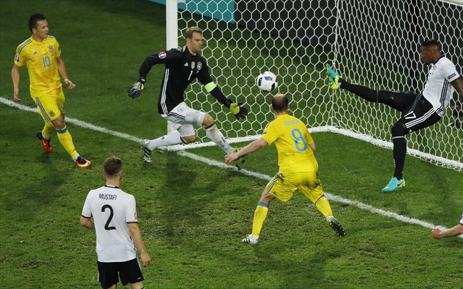 EURO 2016 - Γερμανία - Ουκρανία. Ο Μπόατενγκ πήγε να σημειώσει αυτογκόλ, αλλά τελικά μπόρεσε να διώξει την μπάλα πάνω από τη γραμμή της εστίας του Νόιερ.