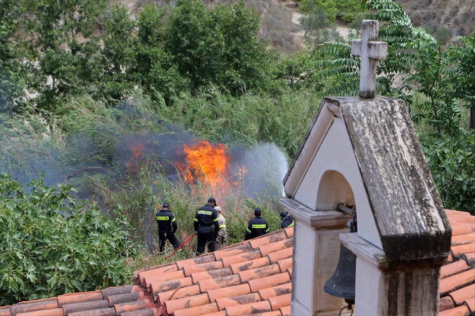 Πυρκαγιά κοντά στις αρχαιότητες της Κνωσού. Πυρκαγιά εκδηλώθηκε το μεσημέρι&nbsp;κοντά στις αρχαιότητες της Κνωσού, στο Ηράκλειο Κρήτης. Τοπικές ιστοσελίδες γράφουν πως η φωτιά, που μαίνεται σε χαράδρα, βρίσκεται σε απόσταση αναπνοής από τα σπίτια οικισμού, όμως,&nbsp;σύμφωνα με την Πυροσβεστική, δεν απειλεί ούτε τον αρχαιολογικό χώρο ούτε και κατοικημένη περιοχή. Στο σημείο επιχειρούν 11 οχήματα, με 24 πυροσβέστες και 25 άτομα πεζοπόρο τμήμα.
&nbsp;