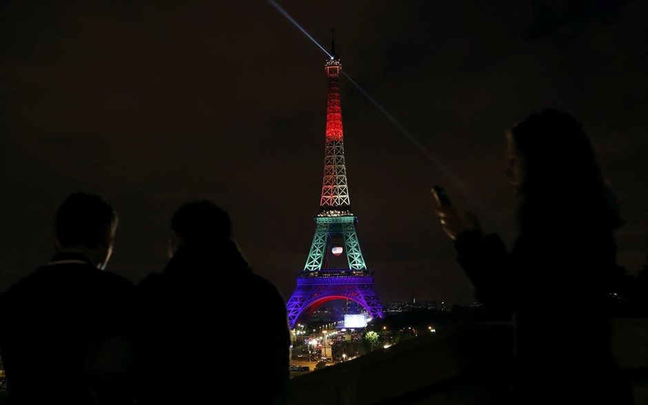 Ορλάντο - Θρήνος για τα θύματα. Ο Πύργος του Άιφελ, Παρίσι.