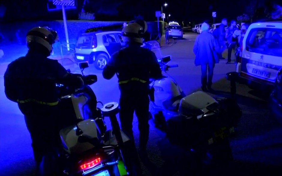 Διπλή δολοφονία στο Παρίσι. Ένας 42χρονος αξιωματικός της αστυνομίας δολοφονήθηκε από έναν άνδρα που του κατάφερε πολλαπλά τραύματα με μαχαίρι χθες βράδυ μπροστά στο σπίτι του θύματος, στο Ιβλίν, κοντά στο Παρίσι. Στη συνέχεια ο δράστης, που υποστήριξε πως ανήκει στην οργάνωση Ισλαμικό Κράτος, οχυρώθηκε μέσα στο σπίτι του θύματος, όπου κατόπιν η σύντροφος του αστυνομικού βρέθηκε νεκρή. Ο δράστης έπεσε νεκρός αργότερα από πυρά μελών της μονάδας RAID των ειδικών δυνάμεων της γαλλικής αστυνομίας, που βρήκαν τον τρίχρονο γιο του ζευγαριού σώο. Την ευθύνη για την ενέργεια ανέλαβε το Ι.Κ., μέσω μιας ανάρτησης του πρακτορείου ειδήσεων Άμακ, που πρόσκειται στους τζιχαντιστές, στον ιστότοπό του.