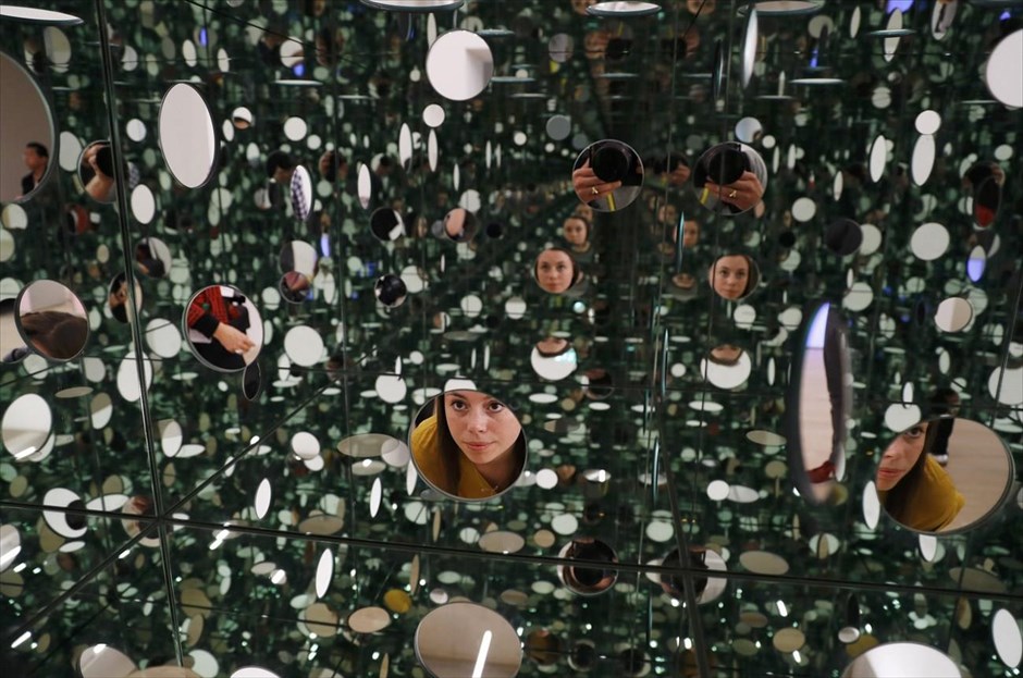Αποκαλυπτήρια της νέας Tate Modern στο Λονδίνο. Η καλλιτεχνική εγκατάσταση «Mirror and glass» του Yayoi Kusama, στη νέα πτέρυγα της Tate Modern στο Λονδίνο. Η νέα πτέρυγα της Tate Modern θα ανοίξει για το κοινό την Παρασκευή 17 Ιουνίου του 2016. Το νέο κτίριο έχει σχεδιαστεί από τους αρχιτέκτονες Herzog & de Meuron και αξιολογείται ως το «πιο σημαντικό νέο πολιτιστικό κτίριο που έχει ανοίξει στο Ηνωμένο Βασίλειο εδώ και 20 χρόνια». Στη νέα πτέρυγα της Tate Modern υπάρχει&nbsp; 60% περισσότερος χώρος για εκθέσεις.