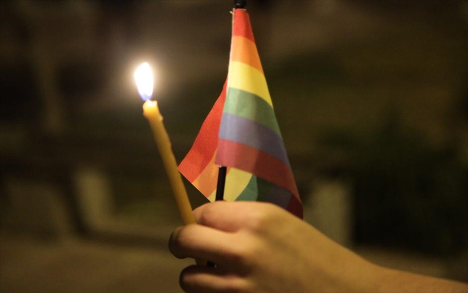 Συγκέντρωση μνήμης για τα θύματα του Ορλάντο. Κόσμος συγκεντρώθηκε στο Σύνταγμα το απόγευμα της Τρίτης για να τιμήσει τα θύματα της τρομοκρατικής επίθεσης στο club Pulse του Ορλάντο. Οι συμμετέχοντες κρατούσαν κεριά και σημαίες στα χρώματα του ουράνιου τόξου θέλοντας να δείξουν έτσι την αντίθεση τους στο μίσος και στη μισαλλοδοξία.