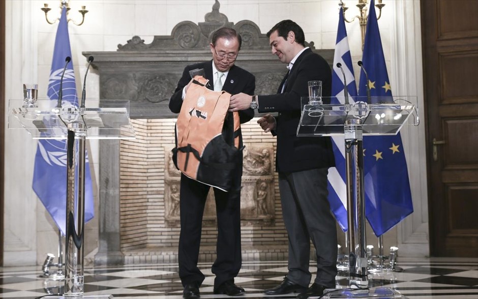 Δώρο ένα σωσίβιο έκανε ο Αλ. Τσίπρας στον Μπαν Κι Μουν. Ένα σωσίβιο έκανε δώρο στον Γ.Γ. του ΟΗΕ Μπαν Κι Μουν ο πρωθυπουργός Αλέξης Τσίπρας.&nbsp;«Θέλω να του χαρίσω ένα εργαλείο ζωής για τους χιλιάδες ανθρώπους που πέρασαν από τα ελληνικά νησιά, με την ευχή η συμφωνία Ε.Ε. - Τουρκίας να διατηρηθεί και να μη χρειαστεί αυτό το εργαλείο να ξαναχρησιμοποηθεί από χιλιάδες ανθρώπους για να σωθεί η ζωή τους» είπε ο Πρωθυπουργός.