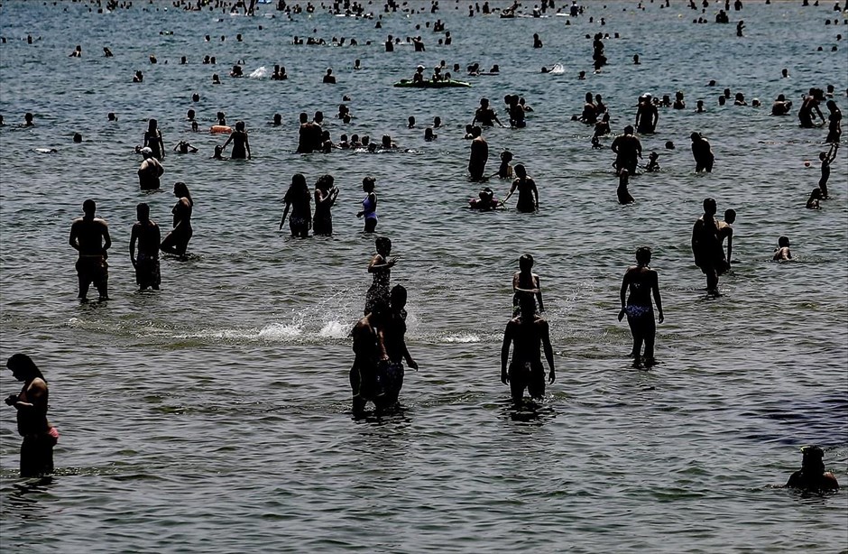 Ανάσες δροσιάς . Στιγμιότυπο από παραλία της Αττικής.&nbsp;Υψηλές θερμοκρασίες επικρατούν και σήμερα, σε ολόκληρη τη χώρα ενώ&nbsp;από το απόγευμα αναμένονται μεμονωμένες καταιγίδες στα ορεινά ηπειρωτικά της ανατολικής και βόρειας χώρας.&nbsp;Στους 40 βαθμούς θα σκαρφαλώσει ο υδράργυρος στην Αττική, τη δυτική Ελλάδα και την Ήπειρο, ενώ σε Θεσσαλία, ανατολική Στερεά, Εύβοια, Ανατολική Πελοπόννησο το θερμόμετρο θα δείξει 41 βαθμούς.