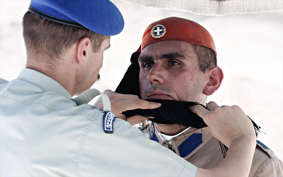 Καύσωνας στην Αθήνα. Άνδρας της Προεδρικής Φρουράς σκουπίζει τον ιδρώτα σε Εύζωνα στο Μνημείο του Αγνώστου Στρατιώτη, λόγω του καύσωνα στην Αθήνα. Υψηλές θερμοκρασίες επικράτησαν για τρίτη ημέρα στην Αττική, με τον υδράργυρο να παραμένει κοντά στους 40 βαθμούς Κελσίου. Ο συνδυασμός υψηλών θερμοκρασιών και η υπέρβαση του ορίου ενημέρωσης (180 μg/m3) για το όζον έκανε την ατμόσφαιρα ιδιαίτερα αποπνικτική.