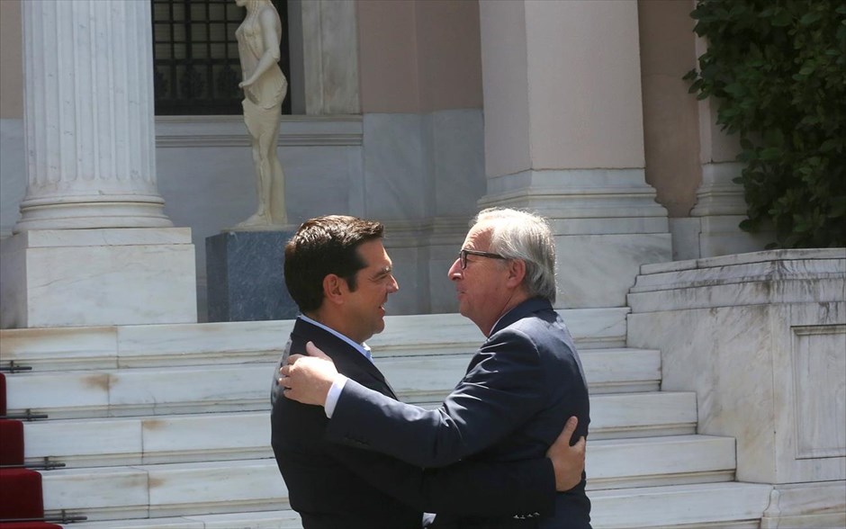 Συνάντηση του Πρωθυπουργού με τον πρόεδρο της Κομισιόν . Ο πρωθυπουργός Αλέξης Τσίπρας (αριστερά) υποδέχεται τον πρόεδρο της Ευρωπαΐκής Επιτροπής Ζαν Κλοντ Γιούνκερ στο Μέγαρο Μαξίμου. Για «ενθαρρυντικά αποτελέσματα» έκανε λόγο ο πρόεδρος της Ευρωπαϊκής Επιτροπής, Ζαν Κλοντ Γιούνκερ, κατά τη συνάντησή του με τον πρωθυπουργό, Αλέξη Τσίπρα, τονίζοντας ότι «η Ελλάδα βρίσκεται στο σωστό δρόμο».