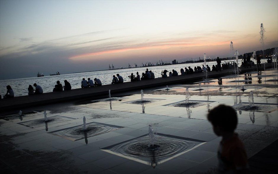 Απογευματινή βόλτα στη Θεσσαλονίκη. Στιγμιότυπο από την παραλία της Θεσσαλονίκης, την Τρίτη 21 Ιουνίου.