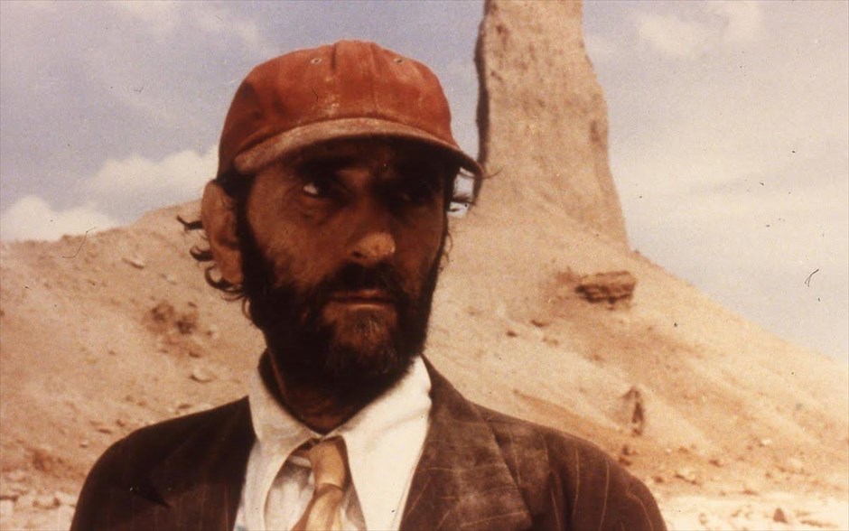 «Παρίσι - Τέξας». Η ταινία,&nbsp; «Παρίσι - Τέξας», αφηγείται την ιστορία ενός άνδρα, που περιπλανιέται από το Μεξικό προς το Τέξας, μέσα στην ανυπόφορη ζέστη. Δεν μιλάει καθόλου, ενώ όλα δείχνουν ότι έχει χάσει, σε μεγάλο βαθμό, τη μνήμη του.