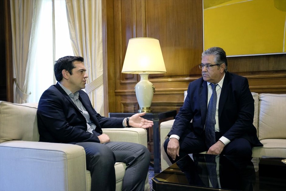 Συναίνεση αναζητά ο Αλ. Τσίπρας, δεν βλέπει φως ο Δ. Κουτσούμπας. Την ανάγκη να υπάρξει συναίνεση για την αλλαγή του εκλογικού νόμου και τη συνταγματική αναθεώρηση τόνισε ο πρωθυπουργός Αλέξης Τσίπρας κατά τη συνάντησή του με τον γ.γ. της Κ.Ε. του ΚΚΕ Δημήτρη Κουτσούμπα, ο οποίος παρατήρησε ότι «δυστυχώς μέχρι στιγμής δεν φαίνεται τέτοιο φως στον ορίζοντα».