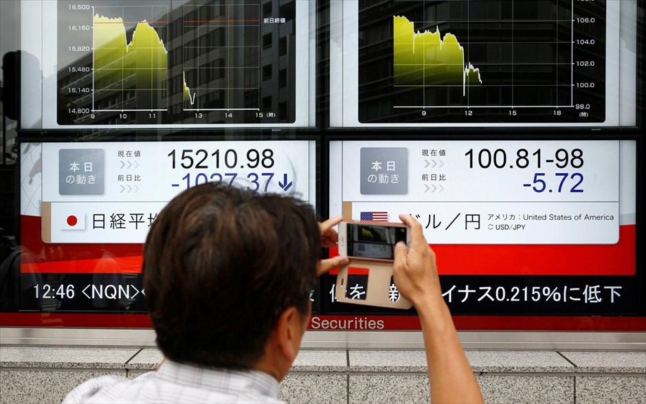 Σχόλιο - Ιαπωνία - Χρηματιστήριο - Nikkei - Τόκιο. Ένας άντρας φωτογραφίζει τα ταμπλό με την πορεία των χρηματιστηριακών δεικτών, σε επενδυτικό γραφείο, στο Τόκιο.&nbsp;Ισχυρές απώλειες, οι οποίες ενδοσυνεδριακά υπερέβησαν το 8%, εμφανίζουν τα κυριότερα χρηματιστήρια στην Ασία, καθώς οι Βρετανοί ψηφοφόροι αποφάσισαν, όπως όλα δείχνουν, την έξοδο της χώρας τους από την Ε.Ε.