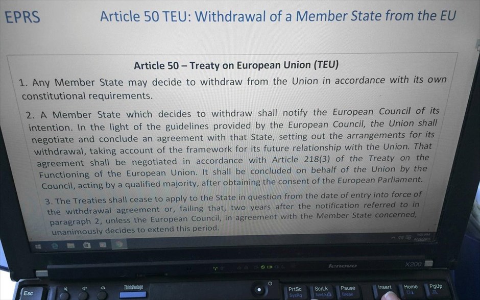 Μ. Βρετανία - Δημοψήφισμα -  άρθρο 50 της Συνθήκης για την Ε.Ε. . «Περιμένουμε απο τη βρετανική κυβερνηση, χωρίς καθυστέρηση, να μας ενημερώσει για τις προθέσεις της», είπε ο Γιούνκερ, υπενθυμίζοντας ότι&nbsp;το άρθρο 50 της Συνθήκης για την Ε.Ε. προβλέπει τις διαδικασίες αποχώρησης ενός κράτους.