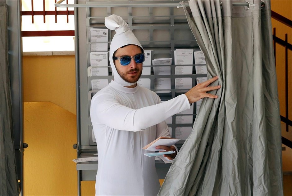 Στις κάλπες οι Ισπανοί. Ένας άντρας ντυμένος σπερματοζωάριο ετοιμάζεται να ψηφίσει σε εκλογικό κέντρο της Μαδρίτης.&nbsp;Στις κάλπες προσέρχονται σήμερα 36 εκατομμύρια&nbsp;Ισπανοί, προκειμένου να εκλέξουν τη νέα κυβέρνηση της χώρας.&nbsp;Οι δημοσκοπήσεις ωστόσο, δεν αφήνουν μεγάλα περιθώρια αισιοδοξίας και γι’ αυτή την αναμέτρηση, καθώς το ενδεχόμενο ενός νέου πολιτικού αδιεξόδου είναι σημαντικά αυξημένο.