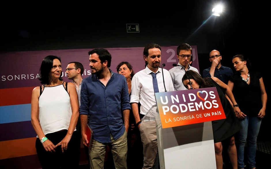 Ισπανία: Αρνητικό το αποτέλεσμα των εκλογών για τους Podemos . Το συντηρητικό Λαϊκό Κόμμα κέρδισε χθες τις εκλογές στην Ισπανία, λαμβάνοντας συνολικά 137 έδρες, σύμφωνα με τα οριστικά αποτελέσματα μετά την καταμέτρηση 100% των ψήφων. Το Σοσιαλιστικό Κόμμα εκλέγει 85 βουλευτές και αναδεικνύεται δεύτερη δύναμη, ενώ ο συνασπισμός Unidos Podemos λαμβάνει 71 έδρες. Ακολουθούν στην τέταρτη θέση οι φιλελεύθεροι Ciudadanos με 32 έδρες.