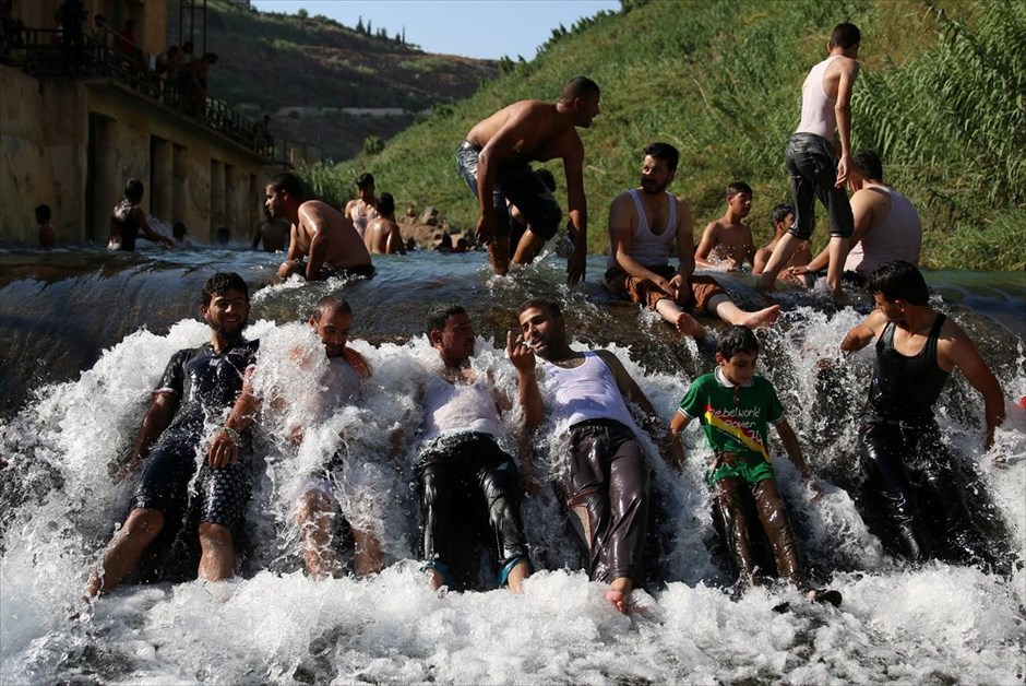 Στιγμές χαλάρωσης στη Συρία. Άντρες κάνουν μπάνιο στον ποταμό Γκλεν, στην Ντεράα, στη νοτιοδυτική Συρία.