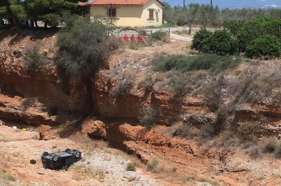 Θύμα αδίστακτων ληστών έπεσε επιχειρηματίας στο Άργος. Ένοπλη ληστεία σημειώθηκε σήμερα το πρωί σε σπίτι επιχειρηματία που διατηρεί επιχείρηση εμπορίας και συσκευασίας κρεάτων στο Άργος. Σύμφωνα με πληροφορίες οι δράστες ήταν τέσσερεις οπλισμένοι και με καλυμμένα τα πρόσωπα. Εισέβαλαν στην οικία του επιχειρηματία, τον ακινητοποίησαν και του απέσπασαν μεγάλο χρηματικό ποσό. Στη συνέχεια πήραν το αυτοκίνητο του θύματος και διέφυγαν. Το ΙΧ βρέθηκε λίγο αργότερα στην περιοχή του Αεροδρομίου στο Αργος μέσα στον ξεροπόταμο. Έρευνες για τον εντοπισμό και τη σύλληψη των δραστών διενεργεί η αστυνομία Άργους.