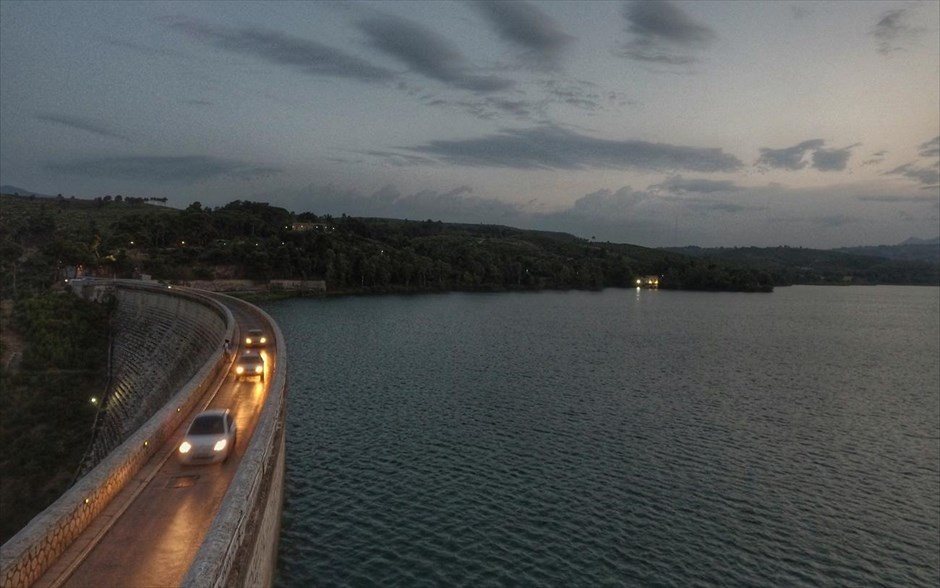 Σούρουπο στη λίμνη του Μαραθώνα. Σούρουπο στη λίμνη του Μαραθώνα (φωτογραφία από drone).