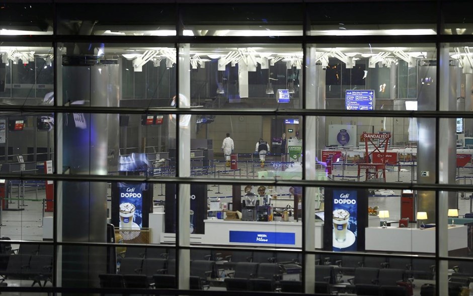 Έκρηξη στο Ατατουρκ. Ειδική ομάδα της αστυνομίας μέσα στο αεροδρόμιο.