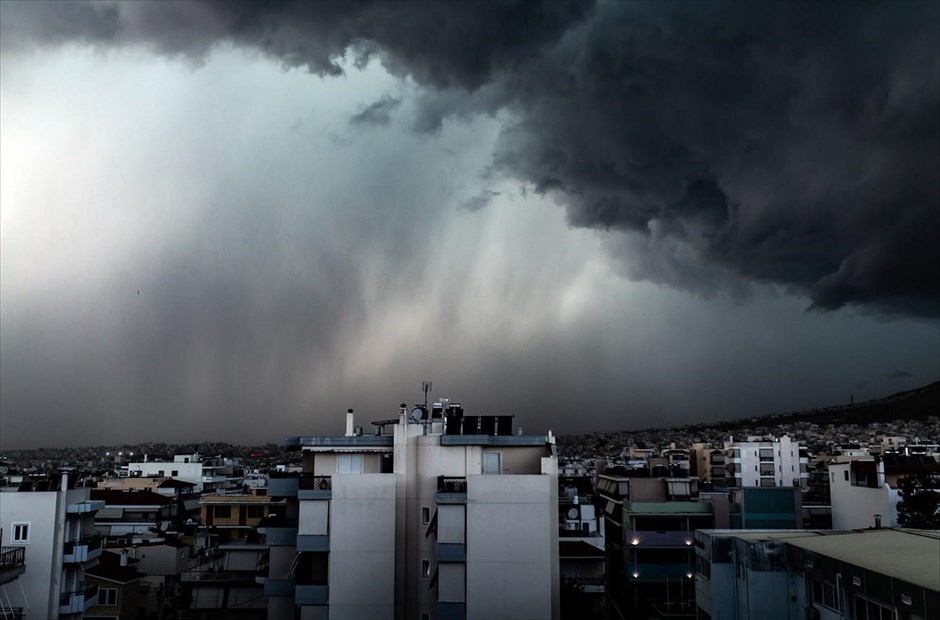 Καλοκαιρινό μπουρίνι στην Αττική. Ισχυρή βροχόπτωση και χαλάζι σημειώθηκε το απόγευμα της Τρίτης στην Αθήνα.&nbsp;Η βροχή ξεκίνησε λίγο μετά τις 19.00 και ήταν ιδιαίτερης έντασης, ενώ σημειώθηκε και χαλαζόπτωση για μερικά λεπτά.&nbsp;Η πυροσβεστική&nbsp;δέχτηκε 20 κλήσεις για απάντληση υδάτων κυρίως σε περιοχές των βορείων προαστίων.