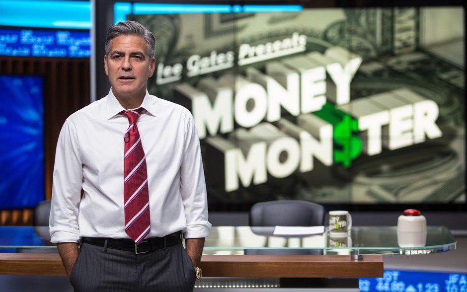 «Το παιχνίδι του χρήματος». «Το παιχνίδι του χρήματος»: Ένας οικονομικός αναλυτής παρουσιάζει μία δημοφιλή τηλεοπτική εκπομπή, που τον έχει καταξιώσει ως έναν από τους γκουρού της Wall Street. Μετά την επίμονη προώθηση μιας μετοχής φούσκας, ένας οργισμένος επενδυτής εισβάλλει στο στούντιο και, σε απευθείας μετάδοση, τον κρατά όμηρο μαζί με την παραγωγό της εκπομπής.
