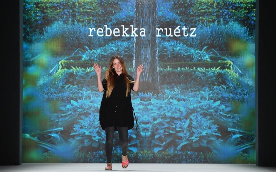 Εβδομάδα μόδας στο Βερολίνο. Η σχεδιάστρια Rebecca Ruetz.