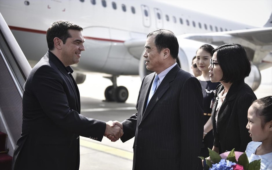 Επίσκεψη Τσίπρα στην Κίνα. Στιγμιότυπο από την άφιξη του πρωθυπουργού Αλέξη Τσίπρα στο Πεκίνο.