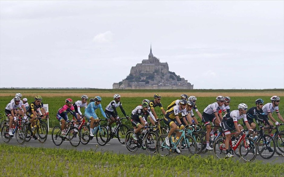 Έναρξη του Tour de France 2016. Το μαγευτικό Μοντ Σεν Μισέλ διακρίνεται πίσω από τους ποδηλάτες που συμμετέχουν στον φετινό ποδηλατικό Γύρο της Γαλλίας.
Η έναρξη σημειώθηκε σήμερα, 2 Ιουλίου. Το πρώτο ετάπ του Tour de France του 2016 θα έχει μήκος 188 χιλιομέτρων, από το Μοντ Σεν Μισέλ μέχρι την παραλία της Γιούτα, μία από τις ακτές όπου έγινε η απόβαση της Νορμανδίας.