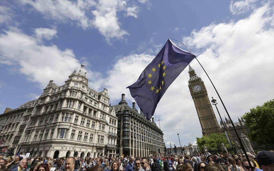 Λονδίνο: Μεγάλη διαδήλωση κατά του Brexit. Χιλιάδες διαδηλωτές συγκεντρώθηκαν&nbsp;στο κεντρικό Λονδίνο, προκειμένου να διαμαρτυρηθούν κατά του αποτελέσματος του δημοψηφίσματος της 23ης Ιουνίου, για την αποχώρηση της Βρετανίας από την ΕΕ. Το αποτέλεσμα του Brexit προκάλεσε πολιτική αβεβαιότητα στο Λονδίνο, ενώ η πλειοψηφία των κατοίκων ψήφισαν υπέρ της παραμονής.Οι περισσότεροι από τους διαδηλωτές ήταν νεαρής ηλικίας, κρατούσαν σημαίες της ΕΕ και φώναζαν συνθήματα όπως «Είμαι με την ΕΕ.».