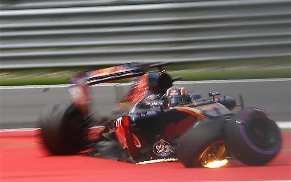 Φόρμουλα 1: Στιγμιότυπο από το Grand Prix στην Αυστρία. Το όχημα του Ρώσου πιλότου της&nbsp; Φόρμουλα 1 Daniil Kvyat βγαίνει εκτός ελέγχου έξω από την πίστα, κατά τη διάρκεια του Grand Prix που διεξάγεται στην Αυστρία.