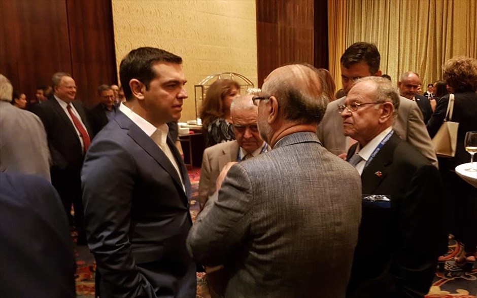 Επίσκεψη Τσίπρα στην Κίνα. Ο πρωθυπουργός Αλέξης Τσίπρας συνομιλεί με Έλληνες επιχειρηματίες μετά την άφιξή του στο Πεκίνο.