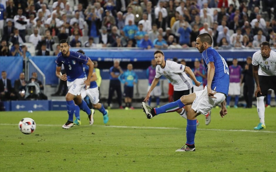 Γερμανία - Ιταλία. Ο Μπονούτσι εκτελεί το πέναλντι και ισοφαρίζει για την Ιταλία.