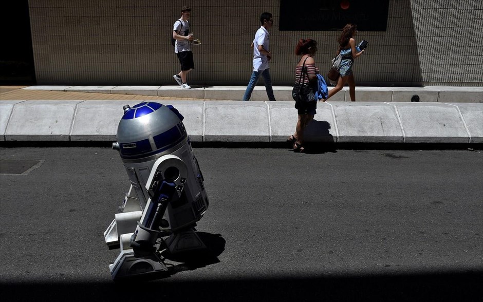 Φεστιβάλ Χιχόν. Ο R2D2 πηγαίνει στη παρέλαση.