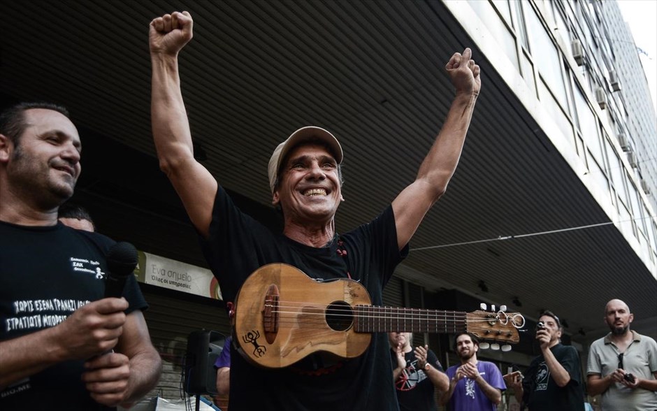 Ο Manu Chao στο υπουργείο Εργασίας. Ο Γάλλος μουσικός Manu Chao δίνει μια ακουστική συναυλία και συζητά με τους εργάτες των αυτοδιαχειριζόμενων εργοστασίων της ΒΙΟΜΕ και του Ρομπέν του Ξύλου, έξω απο το υπουργείο εργασίας, στην Αθήνα, στις 3 Ιουλίου.