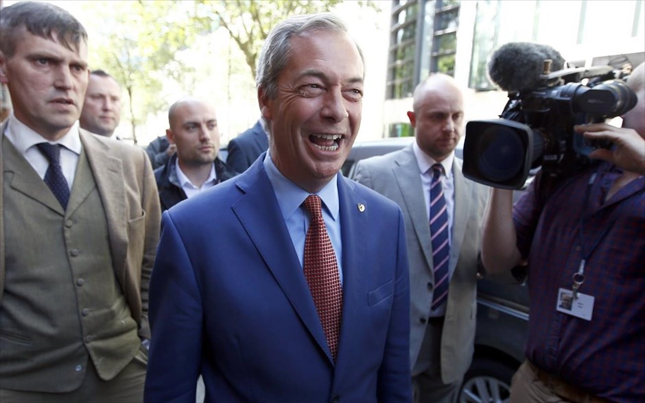 Παραιτείται από ηγέτης του UKIP ο Φάρατζ. Την πρόθεσή του να παραιτηθεί από την ηγεσία του δεξιού, αντιευρωπαϊκού Κόμματος Ανεξαρτησίας Ηνωμένου Βασιλείου (UKIP) ανακοίνωσε ο Νάιτζελ Φάρατζ, λιγότερο από δύο εβδομάδες μετά τον «θρίαμβό» του, δηλαδή την πραγματοποίηση του προγραμματικού στόχου του κόμματος για αποχώρηση της Μεγάλης Βρετανίας από την Ευρωπαϊκή Ένωση. Ο κ. Φάρατζ τόνισε ότι ποτέ δεν αποσκοπούσε στο να γίνει πολιτικός καριέρας και ότι, μετά την εκπλήρωση του βασικού στόχου ο οποίος τον οδήγησε να ασχοληθεί με τα κοινά, δηλαδή του Brexit από την Ε.Ε., είναι λογικό να αποχωρήσει.