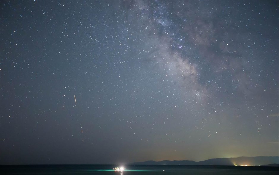 Θεαματικός νυχτερινός ουρανός. Ο Γαλαξίας (milkyway) διακρίνεται από την παραλία της περιοχής Ασπροβάλτας.