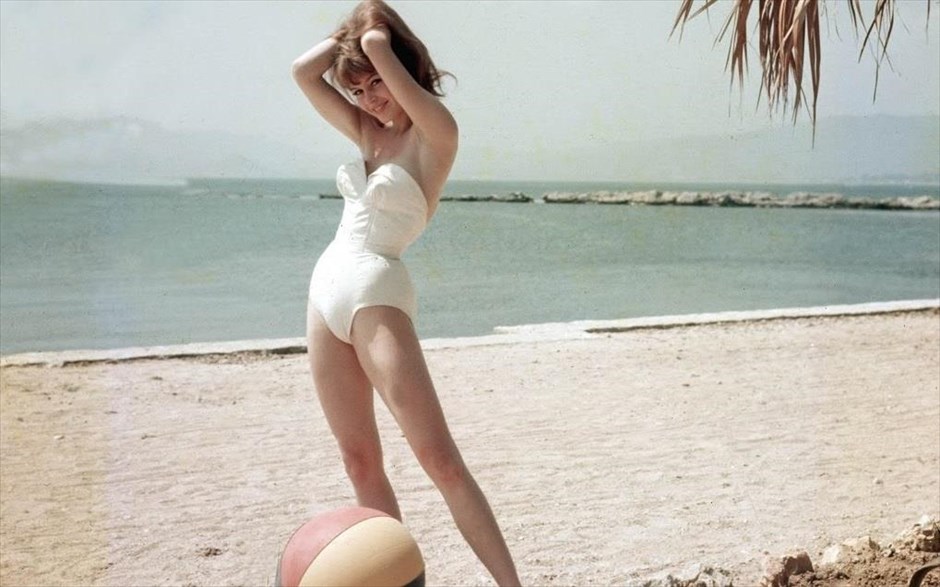 «Sweet sixteen». «Sweet sixteen»: Βασισμένο στο μυθιστόρημα της Βίκι Μπάουμ, «School for love», το γαλλικό ερωτικό δράμα του 1955, σκηνοθετημένο από τον Μαρκ Αλεγκρέ, και με πρωταγωνίστρια την Μπριζίτ Μπαρντό, αφηγείται την ιστορία μιας παρέας κοριτσιών, τα οποία είναι ερωτευμένα με τον όμορφο δάσκαλο της μουσικής, στο Ωδείο της Βιέννης.