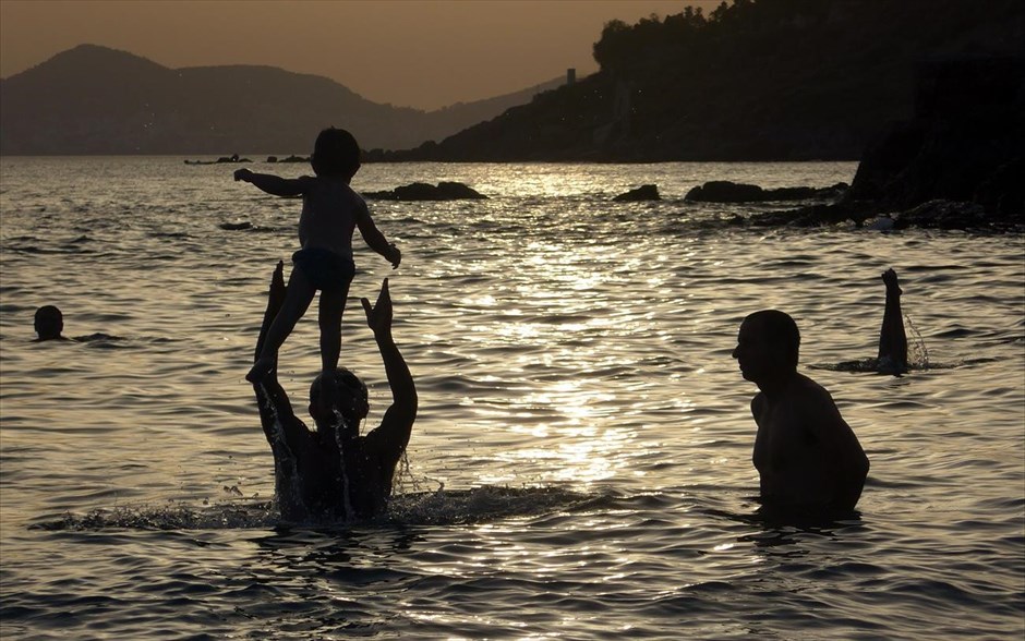 Απογευματινές βουτιές . Οικογένεια διασκεδάζει σε παραλία της νοτιανατιλικής Αττίκης.