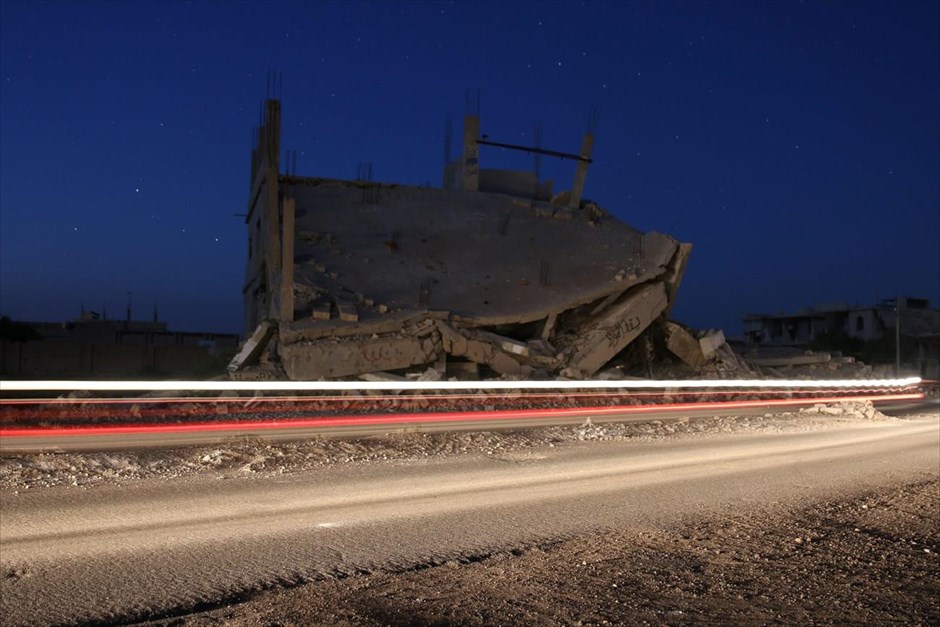 Στα ερείπια της Μπούσρα αλ Χαρίρ. Φωτογραφία μακράς έκθεσης των ερειπίων ενός κτηρίου, στην ελεγχόμενη από τους αντάρτες Μπούσρα αλ Χαρίρ, στην επαρχία Ντεράα της Συρίας. ​