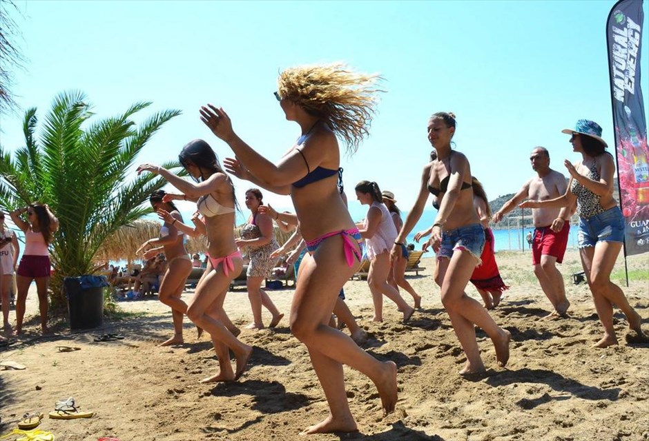 Καλοκαιρινό στιγμιότυπο από το Ναύπλιο. Λουόμενοι κάνουν γυμναστική στην παραλία της Καραθώνας στο Ναύπλιο, Τετάρτη 13 Ιουλίου 2016.