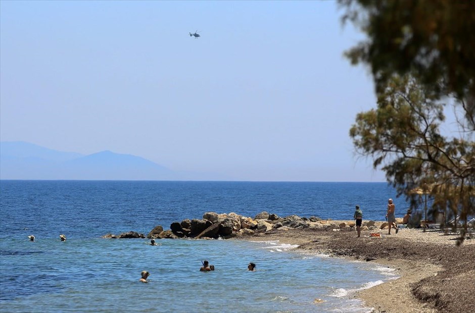 Λέσβος: Έρευνες για τον εντοπισμό αγνοούμενων προσφύγων. Ευρεία επιχείρηση έρευνας και διάσωσης προς εντοπισμό αγνοουμένων προσφύγων-μεταναστών λαμβάνει χώρα, υπό το συντονισμό του Ενιαίου Κέντρου Έρευνας και Διάσωσης του Λ.Σ.-ΕΛ.ΑΚΤ., από τις πρωινές ώρες σήμερα στη θαλάσσια περιοχή ανατολικά ν. Λέσβου. Συγκεκριμένα, πολυεστερική μηχανοκίνητη λέμβος, στην οποία επέβαινε ικανός αριθμός αλλοδαπών, βυθίστηκε στην εν λόγω θαλάσσια περιοχή με αποτέλεσμα οι επιβαίνοντες να βρεθούν στη θάλασσα. Οι αρμόδιες Υπηρεσίες δεν έλαβαν κανένα σήμα κινδύνου και ενεργοποιήθηκαν μετά τον εντοπισμό ανθρώπων στη θάλασσα.