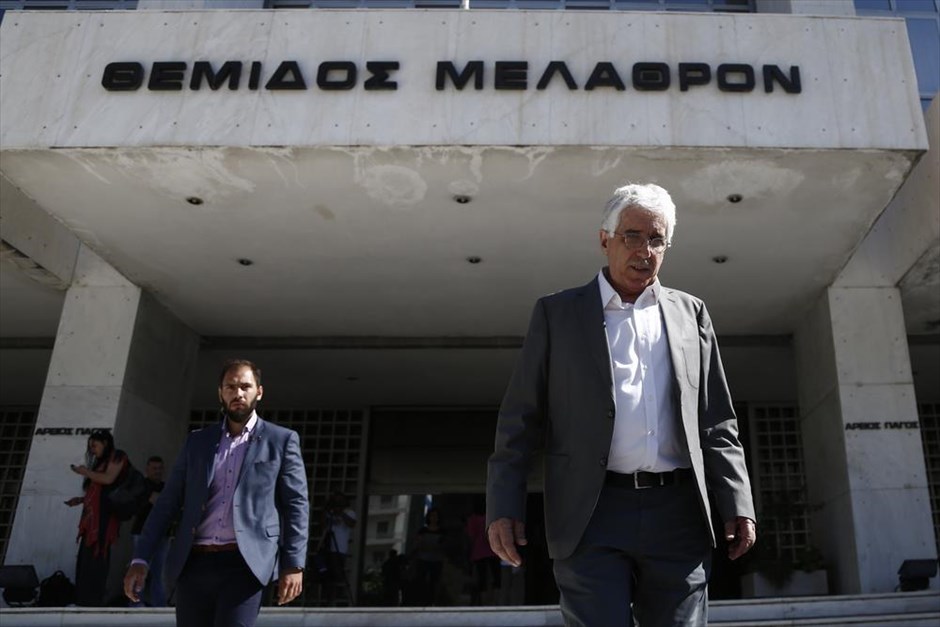 Υπόθεση Siemens: Δύο αιτήσεις για επιτάχυνση της εκδίκασης υπέβαλε ο Ν. Παρασκευόπουλος. Δύο αιτήσεις για την επιτάχυνση της εκδίκασης των υποθέσεων της Siemens υπέβαλε ο υπουργός Δικαιοσύνης Νίκος Παρασκευόπουλος.&nbsp;«Υπέβαλα δύο αιτήσεις προκειμένου να επιταχυνθεί η εκδίκαση αυτών των υποθέσεων, οι οποίες κατά τη γνώμη της κυβέρνησης, της κοινωνίας και όλων νομίζω έχουν μία εξαιρετική σημασία και βαρύτητα», δήλωσε ο υπουργός Δικαιοσύνης, Νίκος Παρασκευόπουλος, εξερχόμενος του Αρείου Πάγου και πρόσθεσε: «Γι