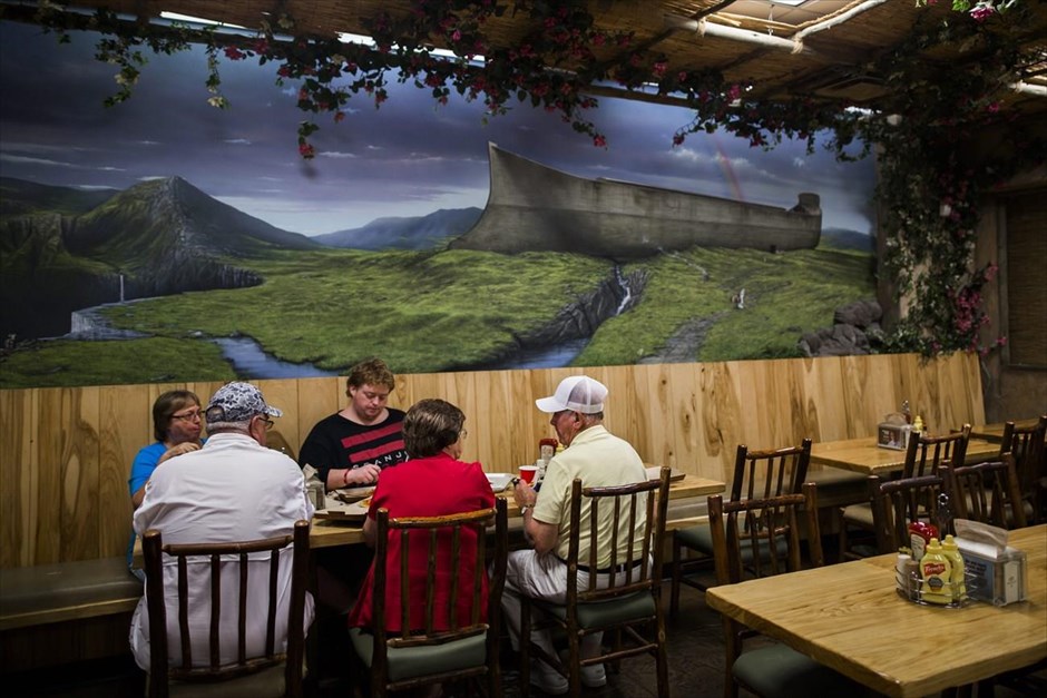 Δεύτε λάβετε... διακοπές 27. Επισκέπτες του Μουσείου της Δημιουργίας απολαμβάνουν το δείπνο τους στο Καφέ του Νώε. 