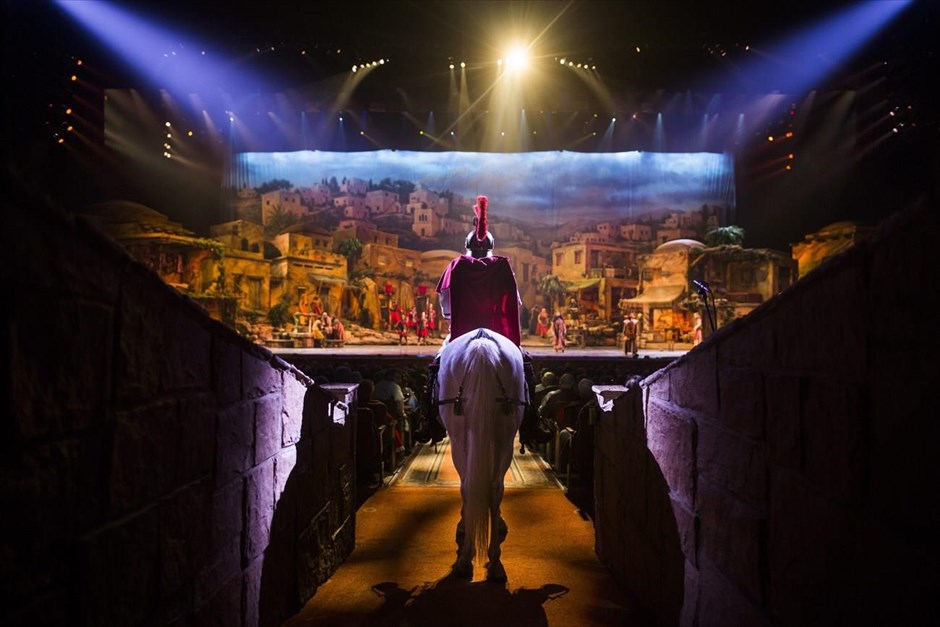 Δεύτε λάβετε... διακοπές 8. Ηθοποιός που υποδύεται Ρωμαίο φρουρό εισέρχεται έφιππος στη σκηνή του θεάτρου «Εικόνας και Ήχου» στην Πενσιλβάνια, το οποίο ειδικεύεται στις θρησκευτικές παραστάσεις.