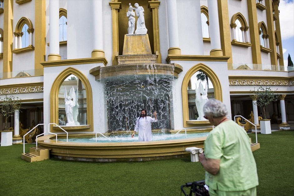 Δεύτε λάβετε... διακοπές 13. Ο Καρλ Μπουσόνγκ, χειροτονημένος ιερέας και ηθοποιός στα σόου του πάρκου «Εμπειρία Αγίων Τόπων», προσεύχεται λίγο πριν τελέσει την βάφτιση τριών επισκεπτών του θεματικού πάρκου, στα νερά ενός σιντριβανιού.