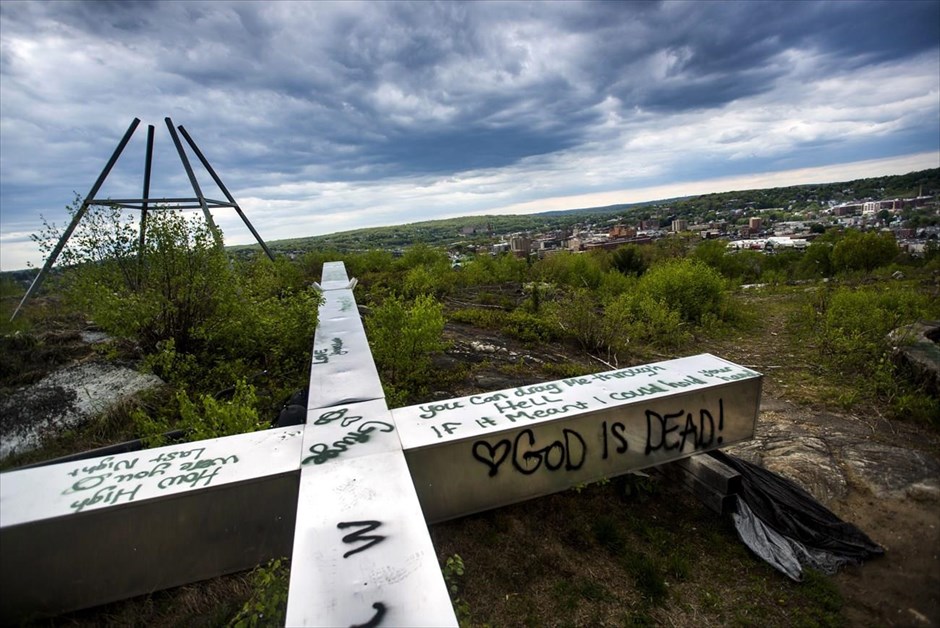 Δεύτε λάβετε... διακοπές . Ατσάλινος σταυρός του βιβλικού θεματικού πάρκου «Άγιοι Τόποι», που έκλεισε το 1984, έχει πια πέσει και καλυφθεί από γκράφιτι.