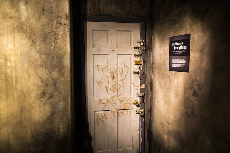 Δεύτε λάβετε... διακοπές 9. Έκθεμα του Μουσείου της Δημιουργίας στο Κεντάκι. Στην πόρτα αναγράφεται η φράση «Ο κόσμος δεν είναι πια ασφαλής», ενώ στην αφίσα στον τοίχο διακρίνεται η φράση «η αμαρτία έχει αλλάξει τα πάντα».