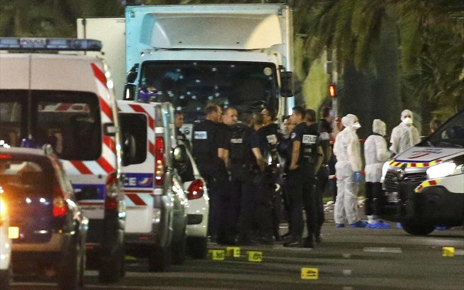 Επίθεση στη Νίκαια - Γαλλία - ασθενοφόρο. 