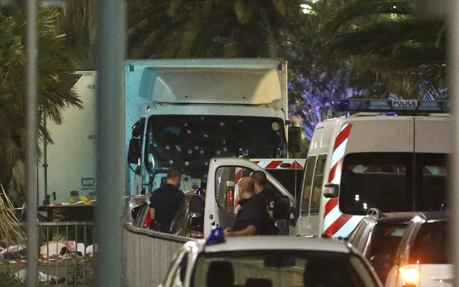 Επίθεση στη Νίκαια - Γαλλία - ασθενοφόρο. 