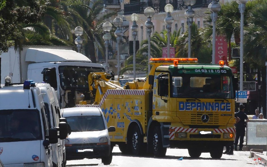 Επίθεση στη Νίκαια. Ειδικό όχημα μεταφέρει το φορτηγό μακριά από το τόπο της επίθεσης.