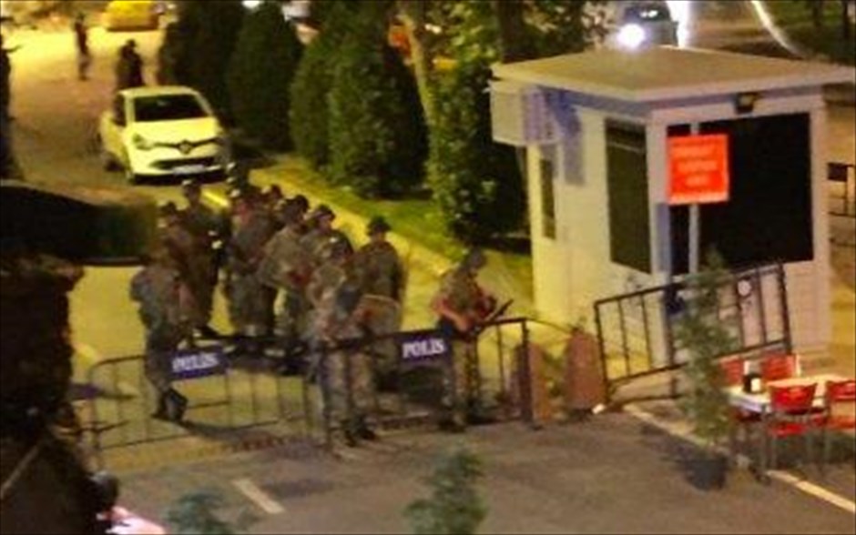 Τουρκία - Στρατός. Στρατιώτες έξω από τα γραφεία του AKP στην Κωνσταντινούπολη.