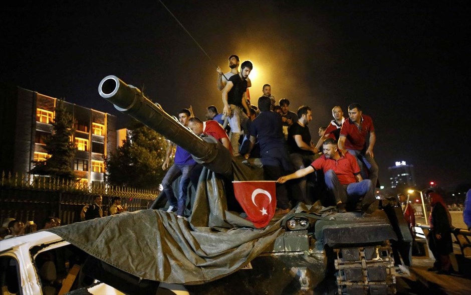 Τουρκία - Στρατός - Πραξικόπημα. Πολίτες σε άρμα μάχης στην Άγκυρα.
